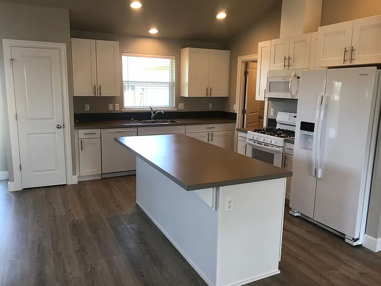 1643 NE 5th St — Photo 5