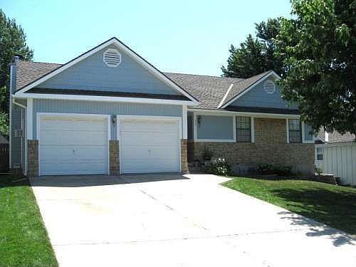 1st image of 327 SE Greystone Dr