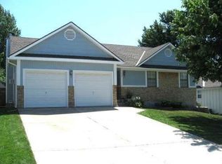 327 SE Greystone Dr, Lees Summit, MO 64063