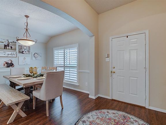 3rd image of 10214 Evergreen Dr