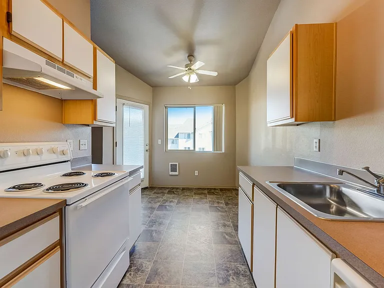 Gateway Village Apartments — Photo 20