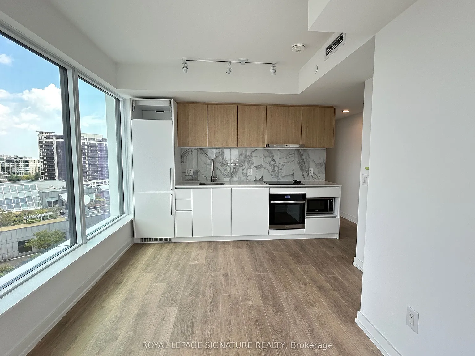 Line 5 Condos — Photo 3