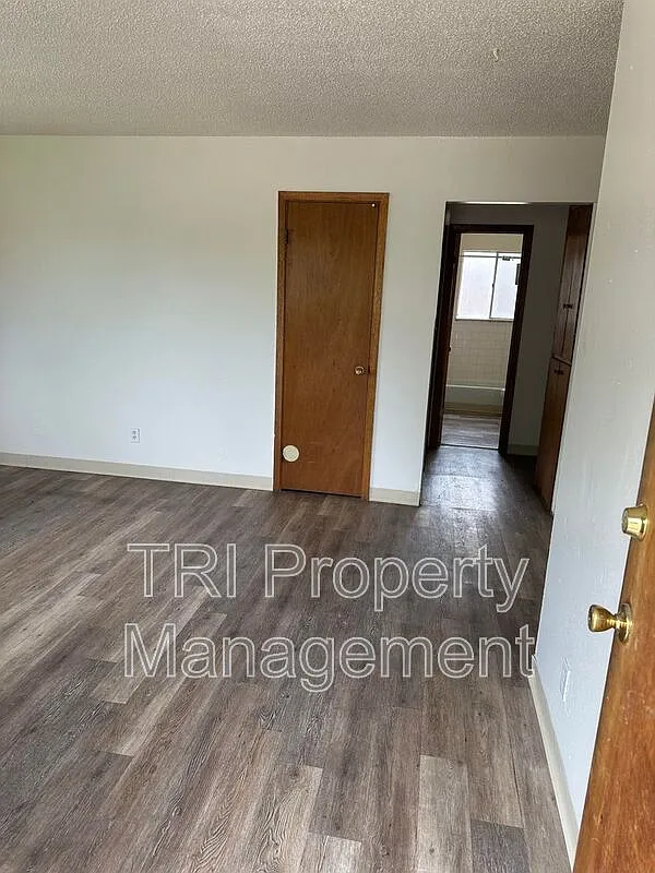 2 bed, 1.0 bath, $1,050 — Photo 4