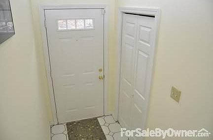 Entry w/ closet