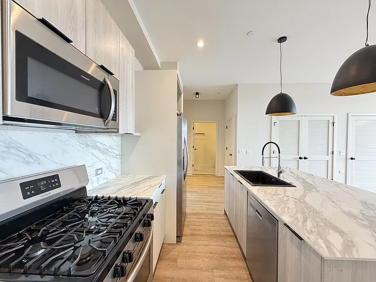 3207 N Narragansett Ave #703 — Photo 4