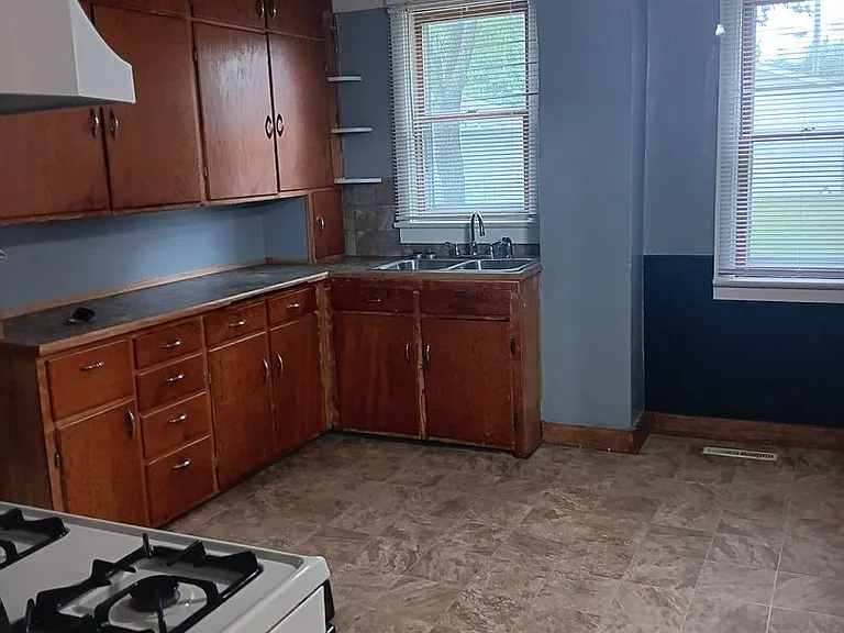 205 E 4th St — Photo 3