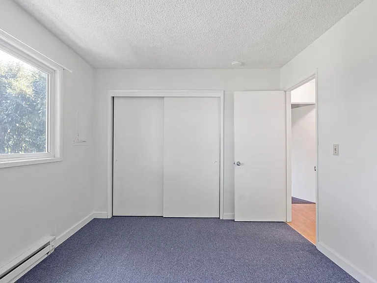 $500 off! Updated, upstairs 2-bdrm/1-bath triplex aptOn-site w/d, off-street parking, near downto... — Photo 16