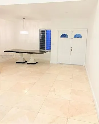 4 bed, 2.5 bath, 2093 sqft, $4,000 — Photo 4