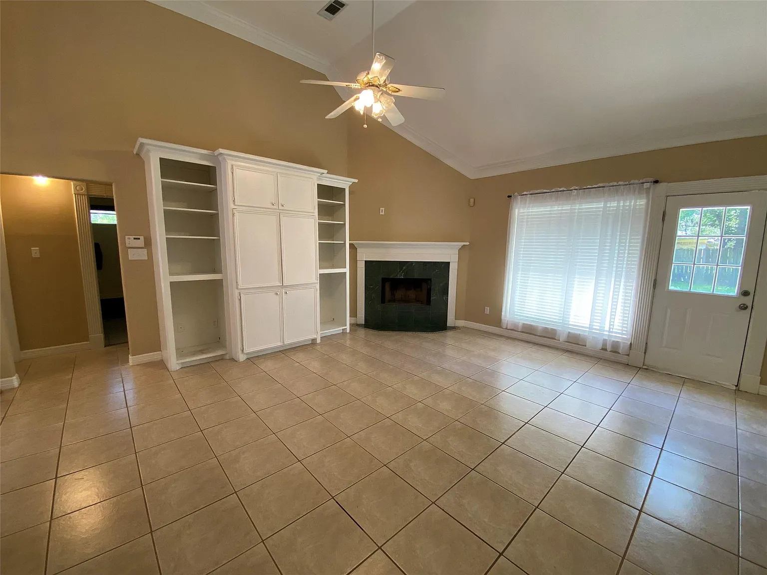 3 bed, 2.0 bath, 1748 sqft, $1,950 — Photo 4