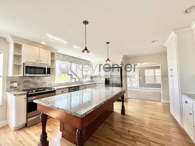 1216 Hanover St — Photo 1