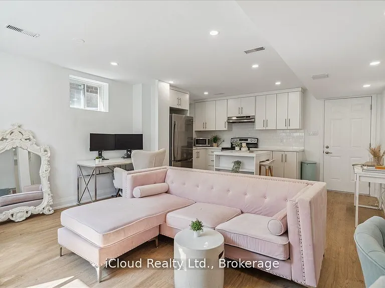 925 Hickory Cres — Photo 2
