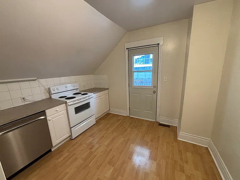 335 Nepean St — Photo 13