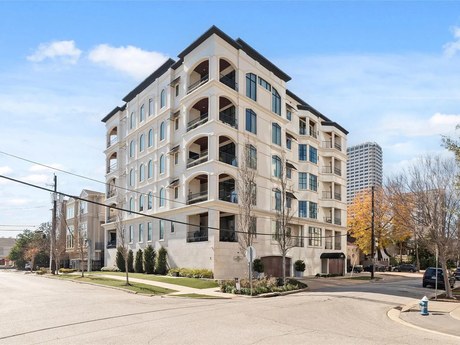 2 bed, 2.5 bath, 2834 sqft, $6,000 — Photo 2