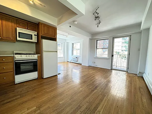 Rented by KNOCKKNOCK LLC | media 12