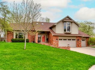 917 54th St, West Des Moines, IA 50266