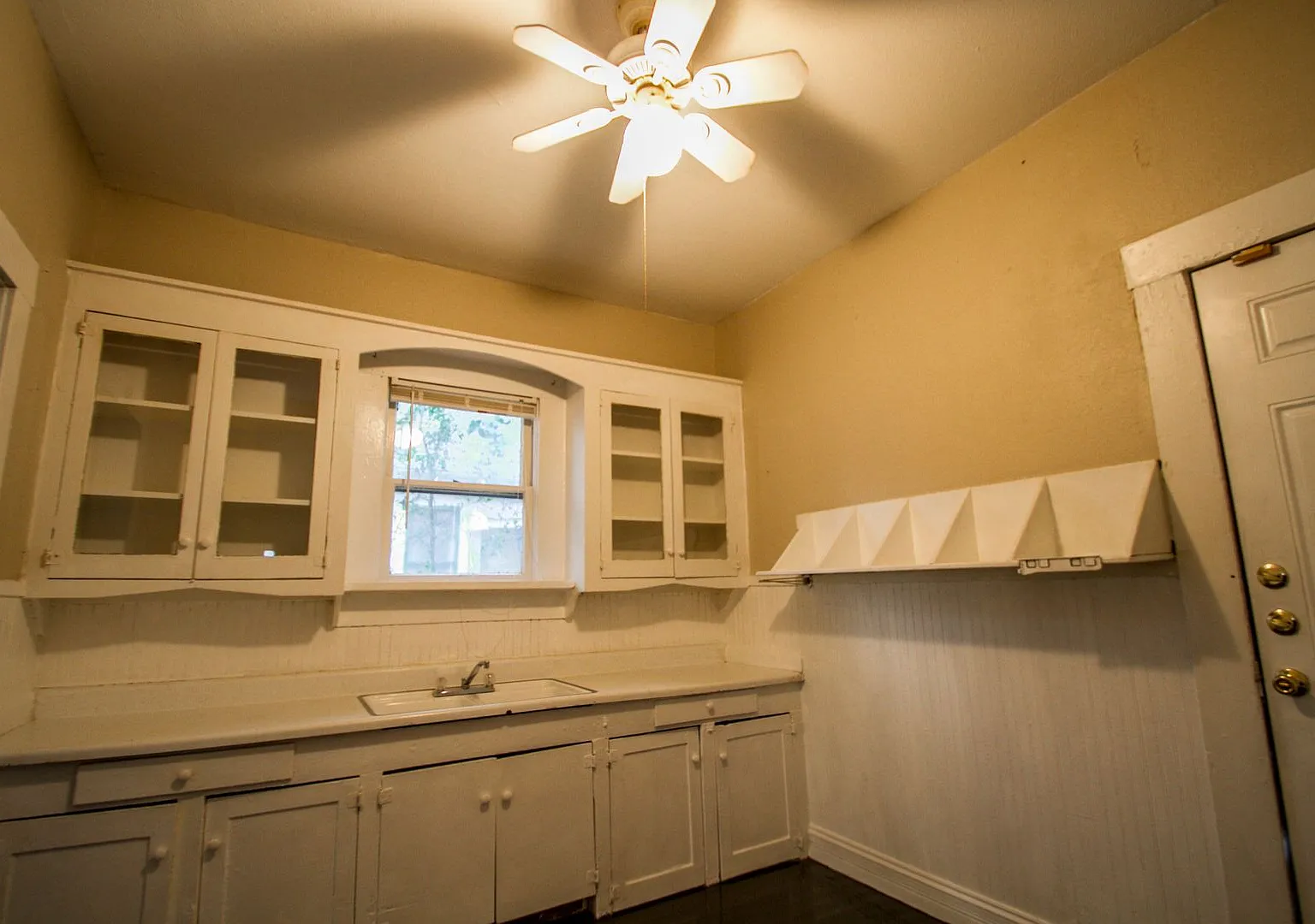 2BR Home with Carport & Fenced Yard 7 Min to Downtown — Photo 3