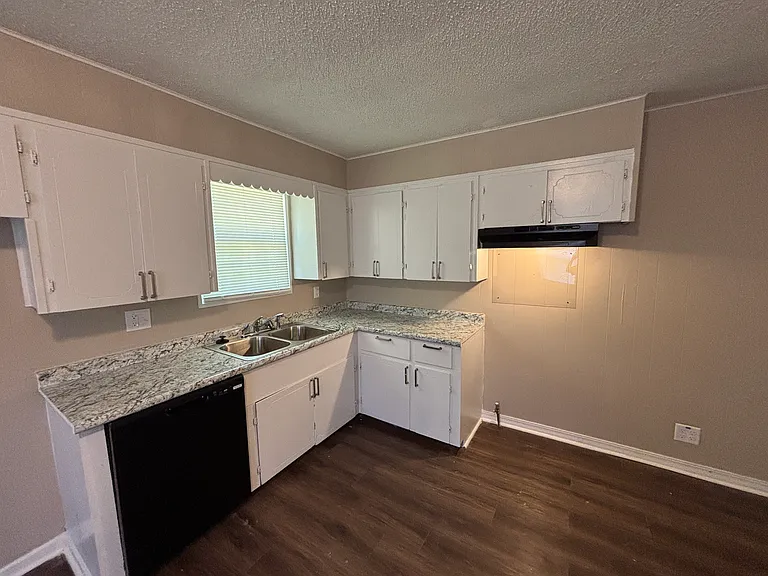 404 Scott St — Photo 7