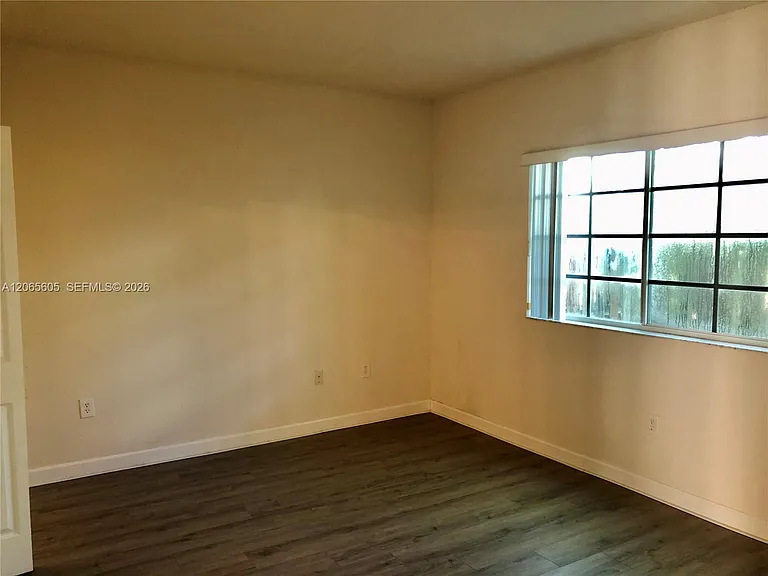 2733 NE 3rd Ct #103 — Photo 6