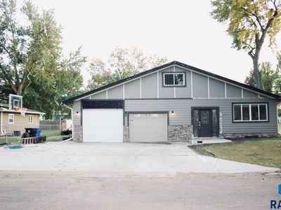 300 S Blaine St, Lennox, SD, 57039