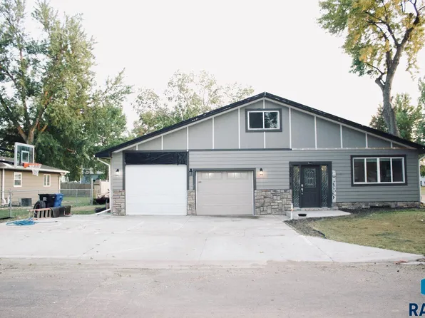 300 S Blaine St, Lennox, SD 57039