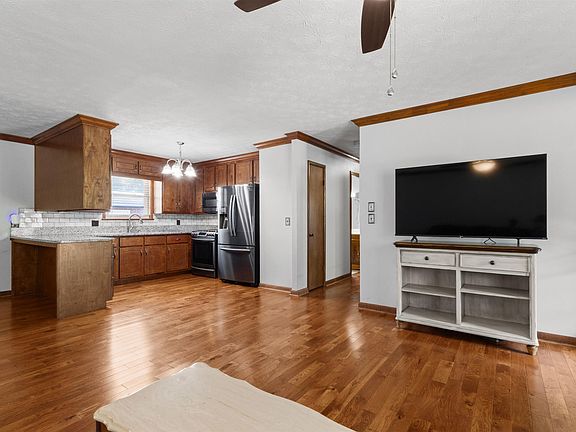 4th image of 797 James St