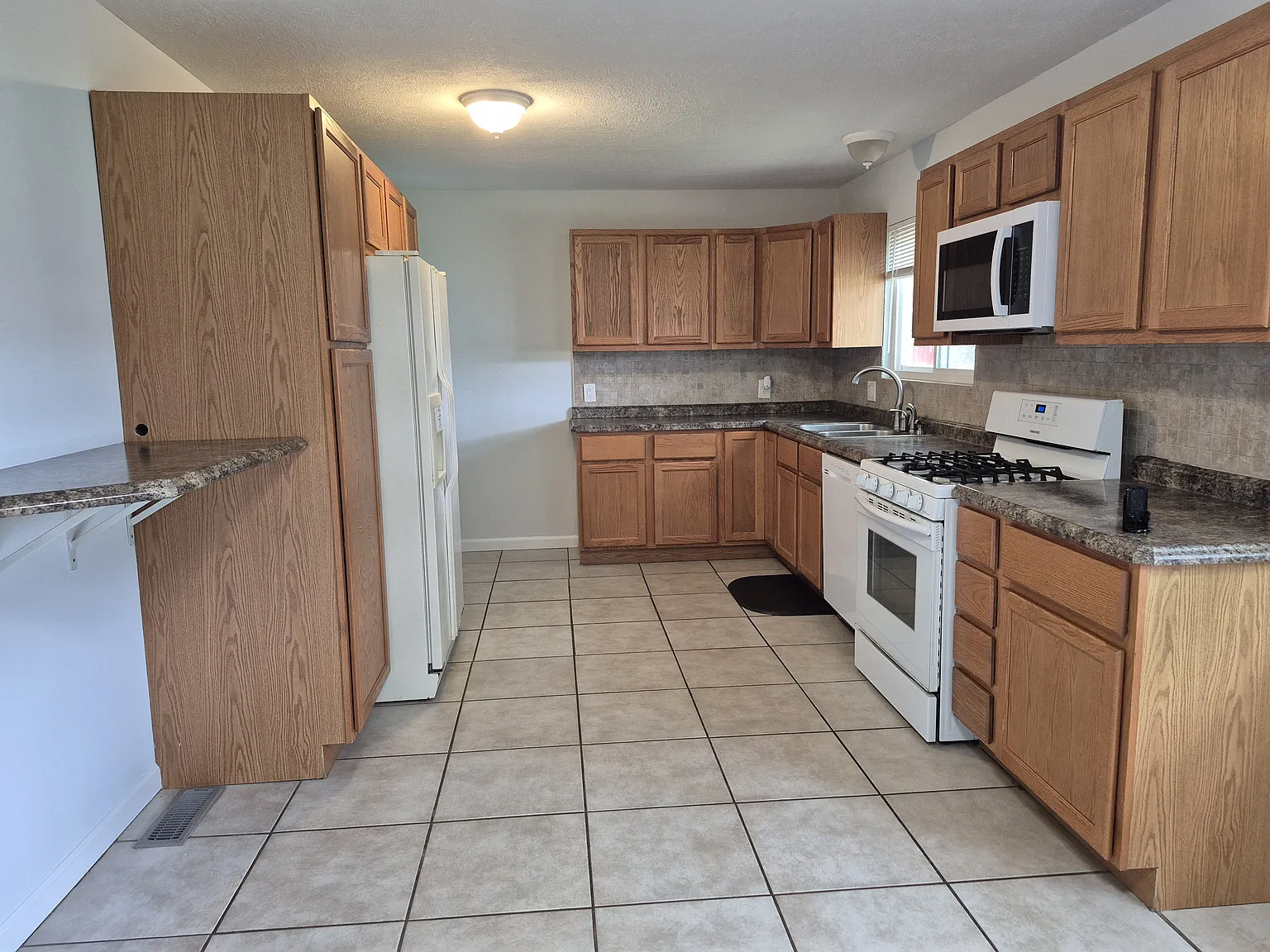 3 bed, 1090 sqft, $1,500 — Photo 3