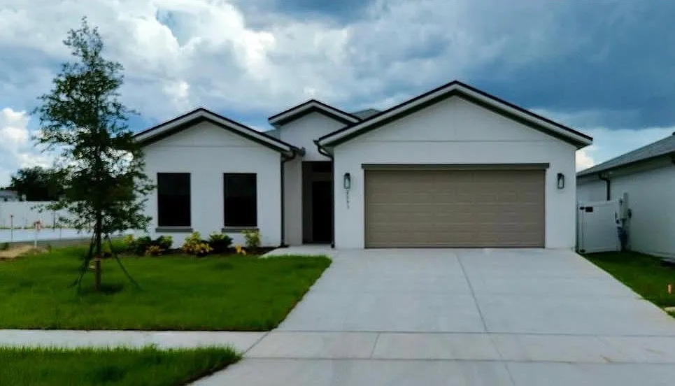 4 bed, 2.0 bath, 1998 sqft, $2,500 — Photo 1