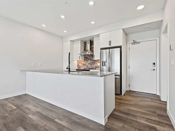 255 W Les Jardins Park SE #216, Calgary, AB T2C 5W9