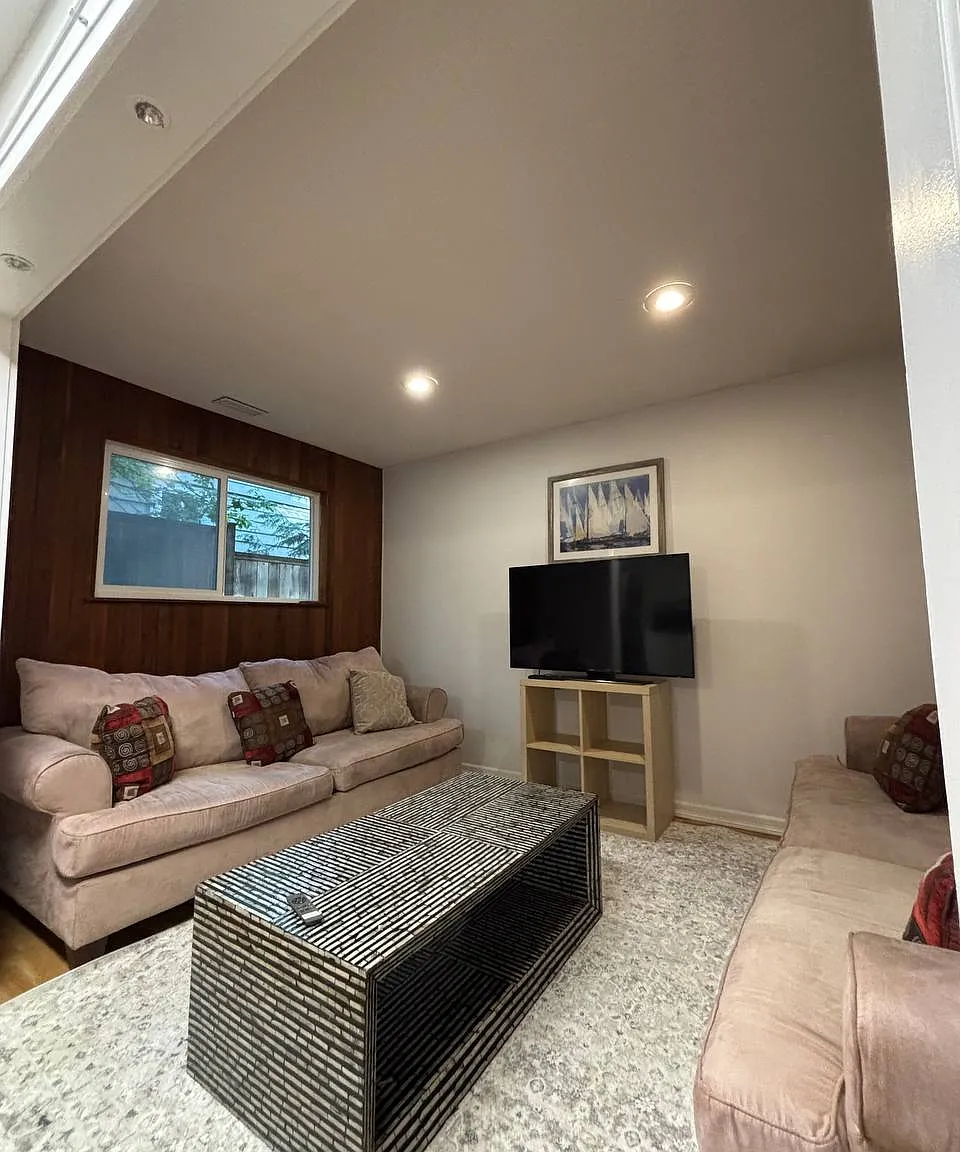 2 bed, 900 sqft, $2,550 — Photo 3