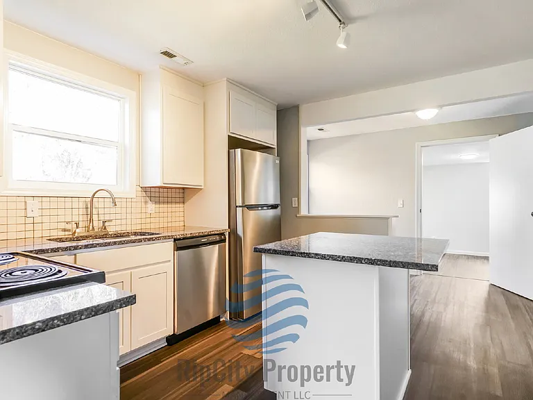 1307 Elm St — Photo 4
