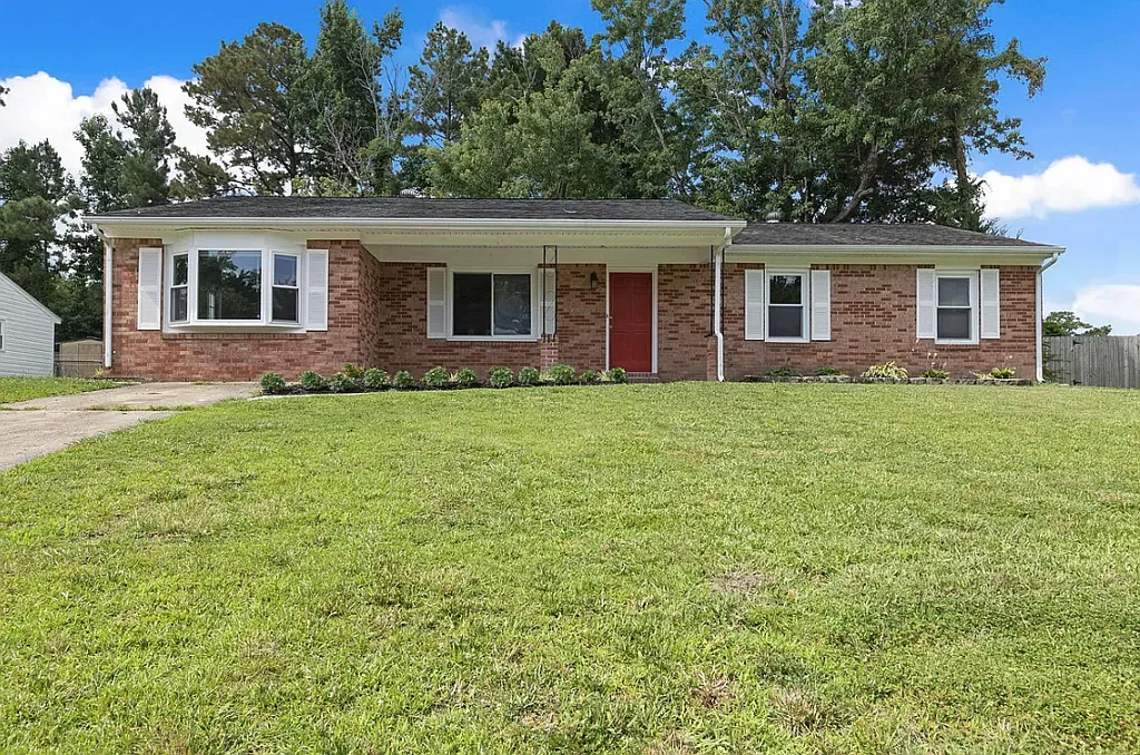 Charming 4-Bedroom Family Home in Jacksonville, NC — Photo 1