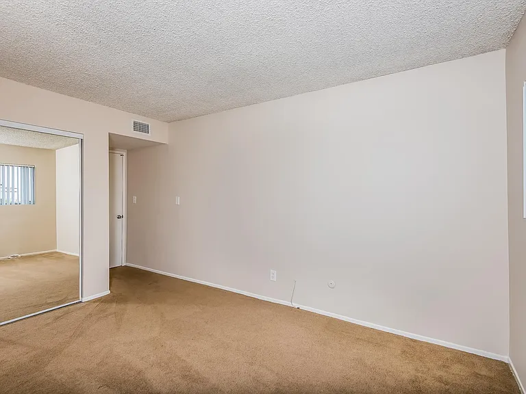 220 E Live Oak St — Photo 16