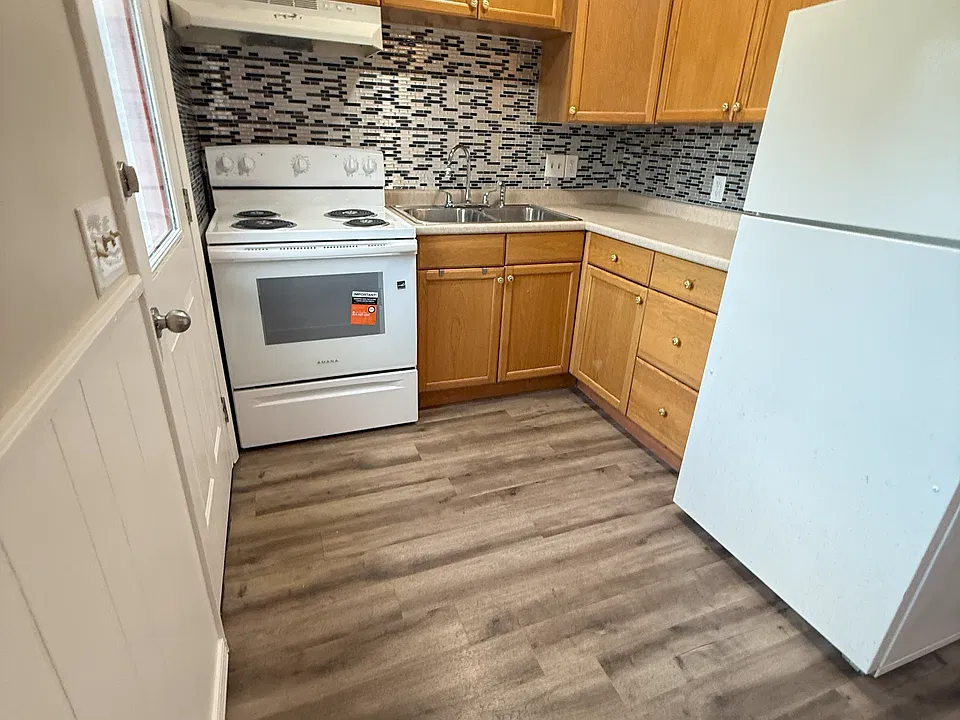1106 N Main St #8