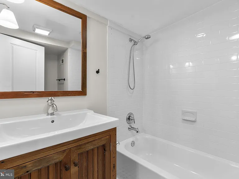 112 E Randall St — Photo 22