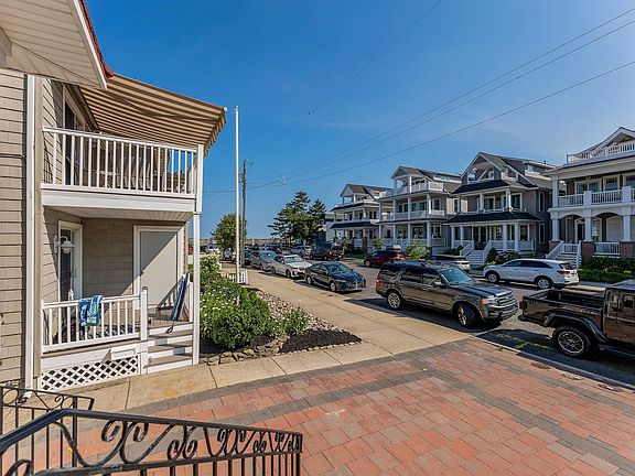 4th image of 905 Saint Charles Pl #2