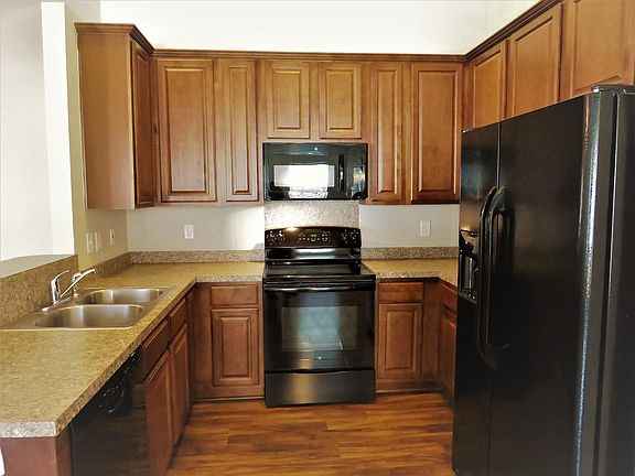 4th image of 182 Blackstone Dr