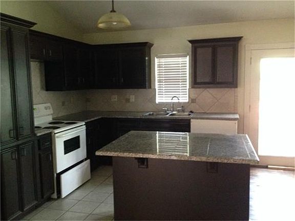 Kitchen with Island Updated Cabinets and Granite Counters!