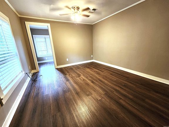 3rd image of 323 Lilac Dr