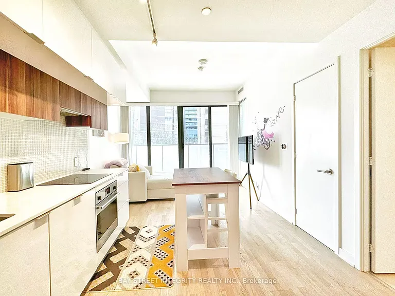 185 Roehampton Ave #207 — Photo 1