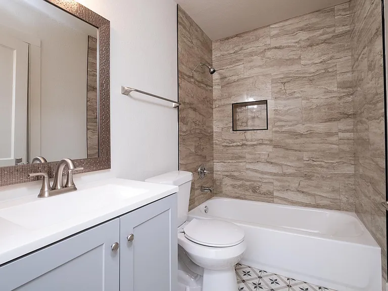 2515 W 6th St — Photo 11