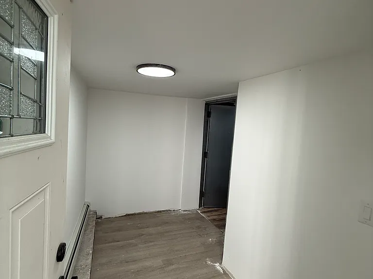 128 Campbell Ave #BASEMENT — Photo 3