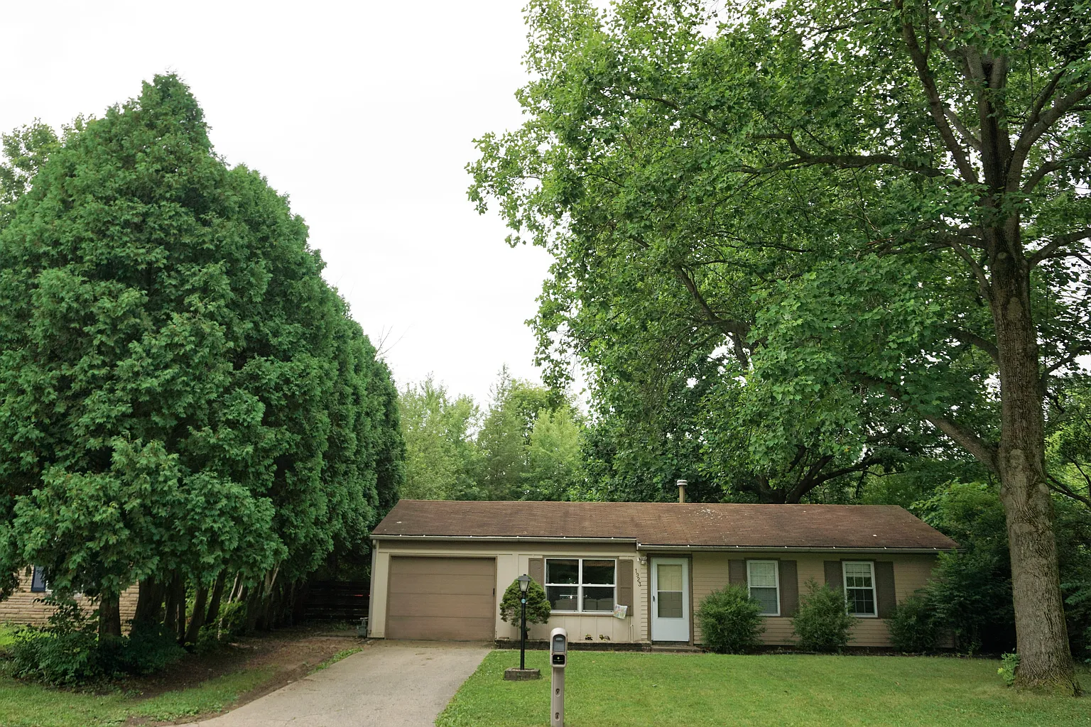 1923 Southwood Dr photo 1