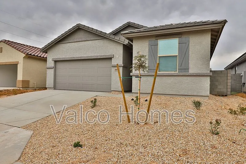 4 bed, 2.0 bath, 1897 sqft, $2,195 — Photo 3