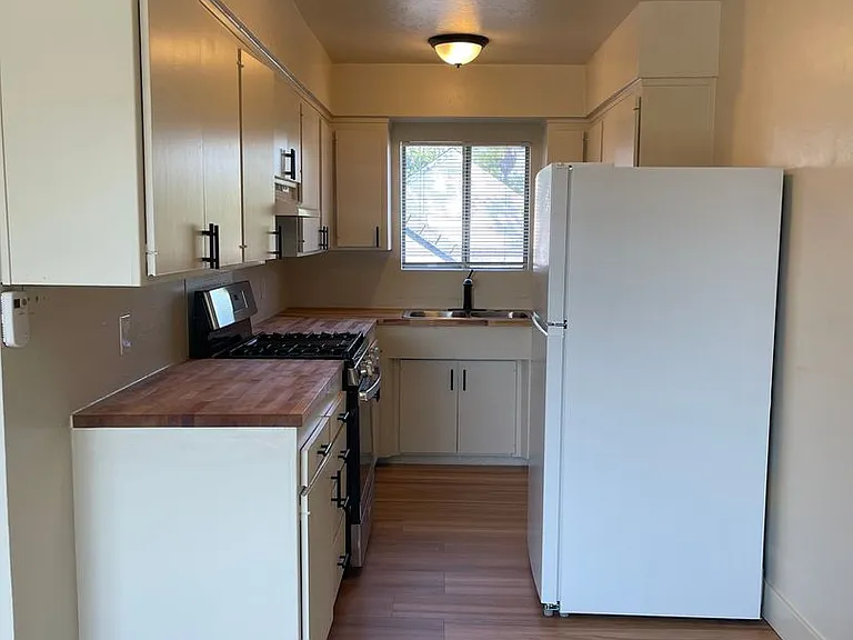 1090 N Court St — Photo 2