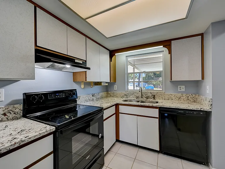 604 Park Cir #16 — Photo 18