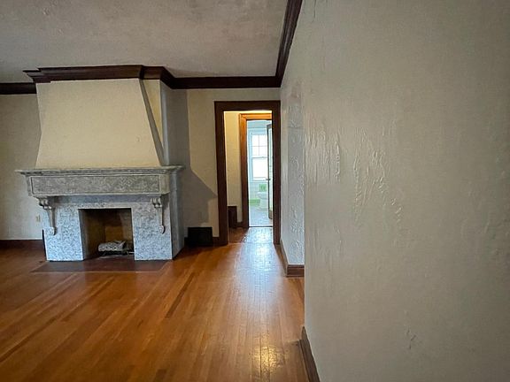 3rd image of 307 W Parkwood Dr #307