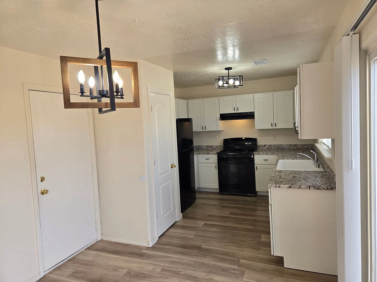Charming, Southwest two story three bedroom! — Photo 4