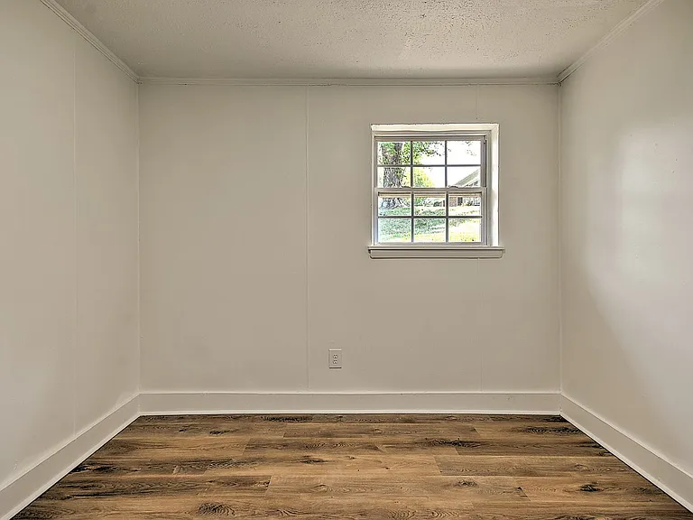 718 W G St — Photo 10