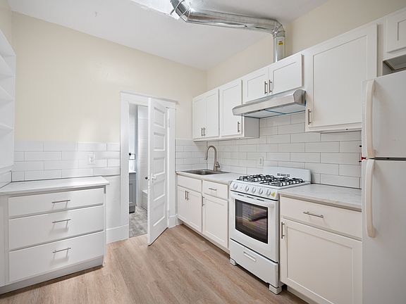 3rd image of 1825 N Elm St