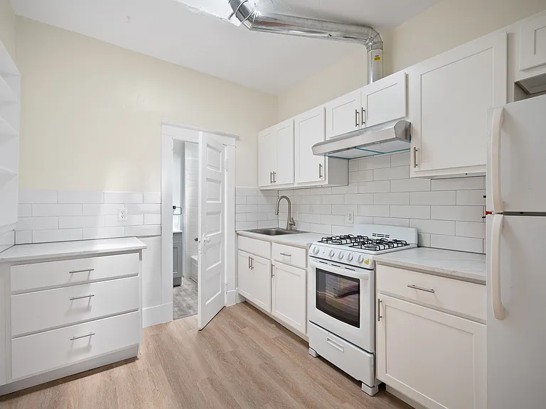 1825 N Elm St — Photo 3